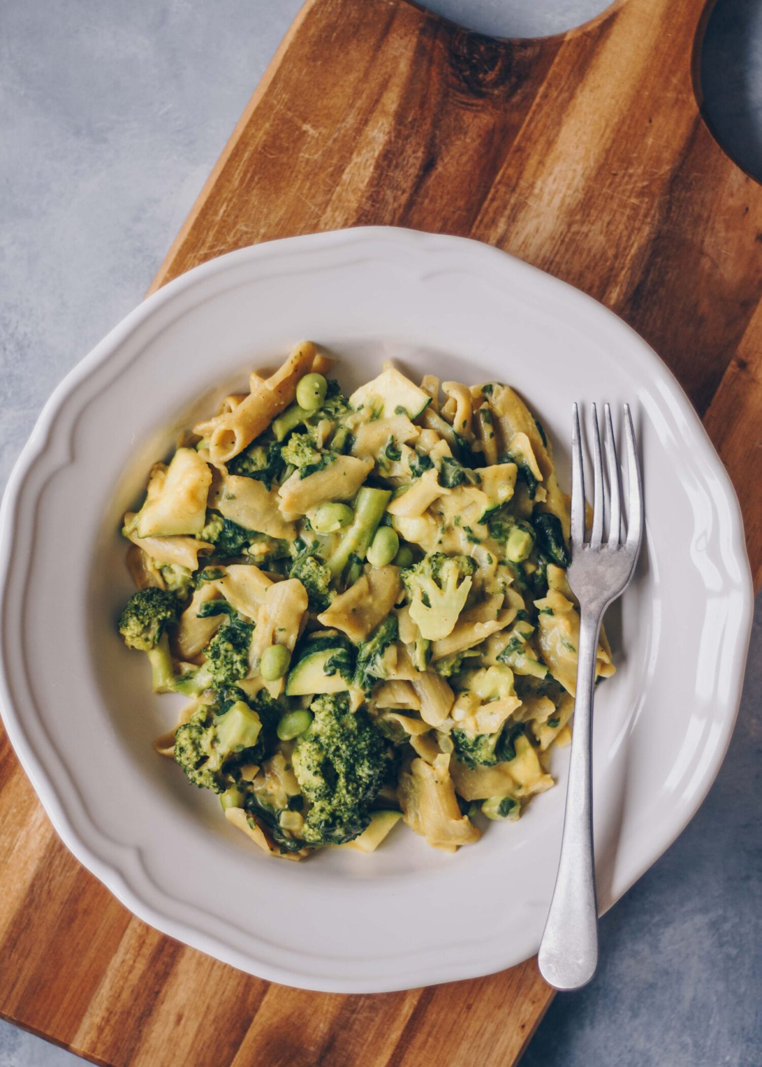 Vegetarisk pastaret med grønt og kokosmælk