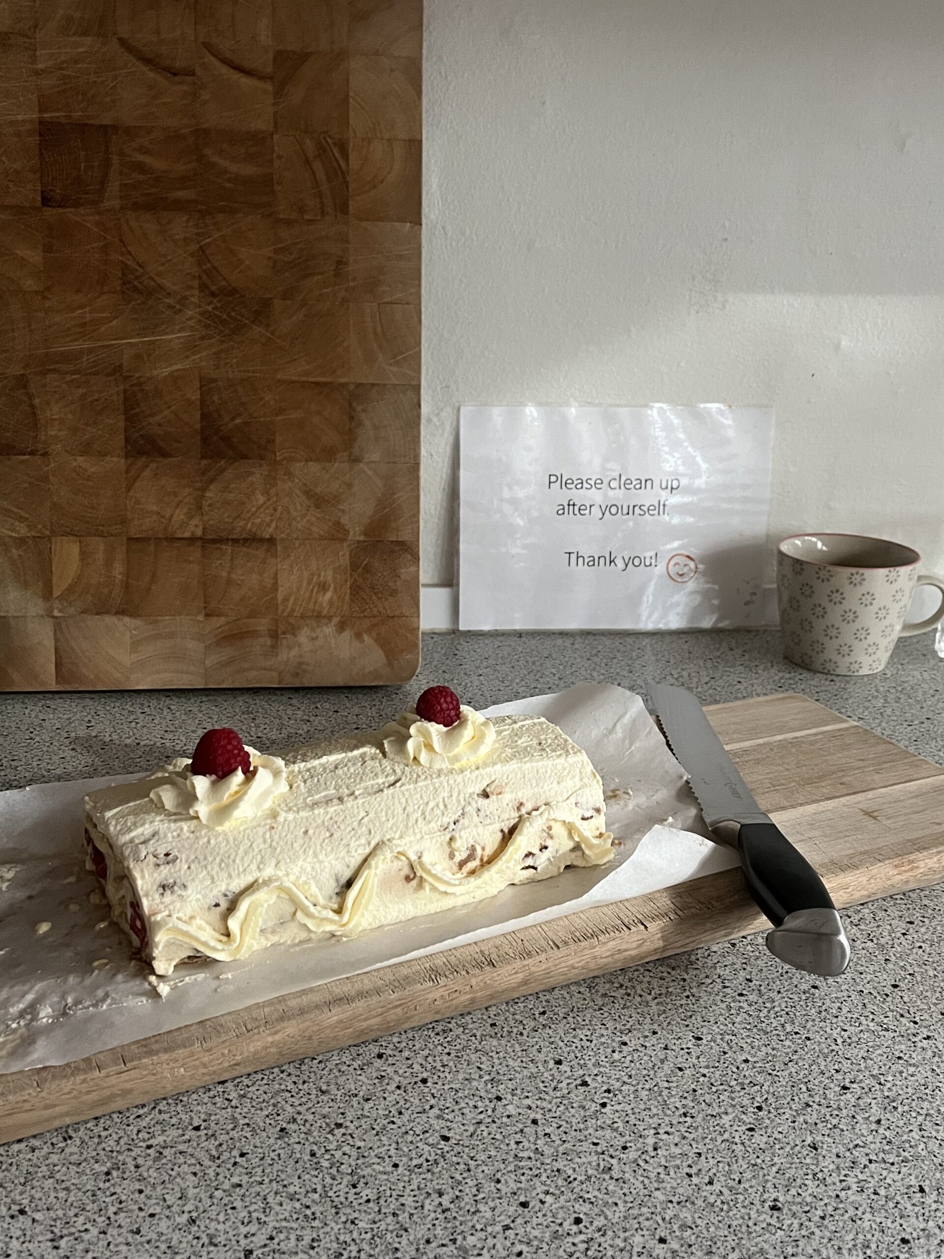 Pavlova roulade med vaniljecreme og friske bær