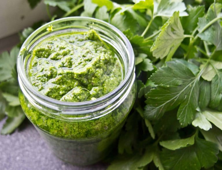 Pesto - opskrift på pesto med basilikum og persille