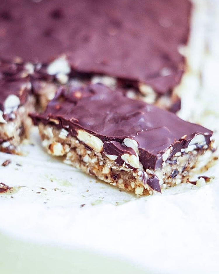 No-bake snickerskage