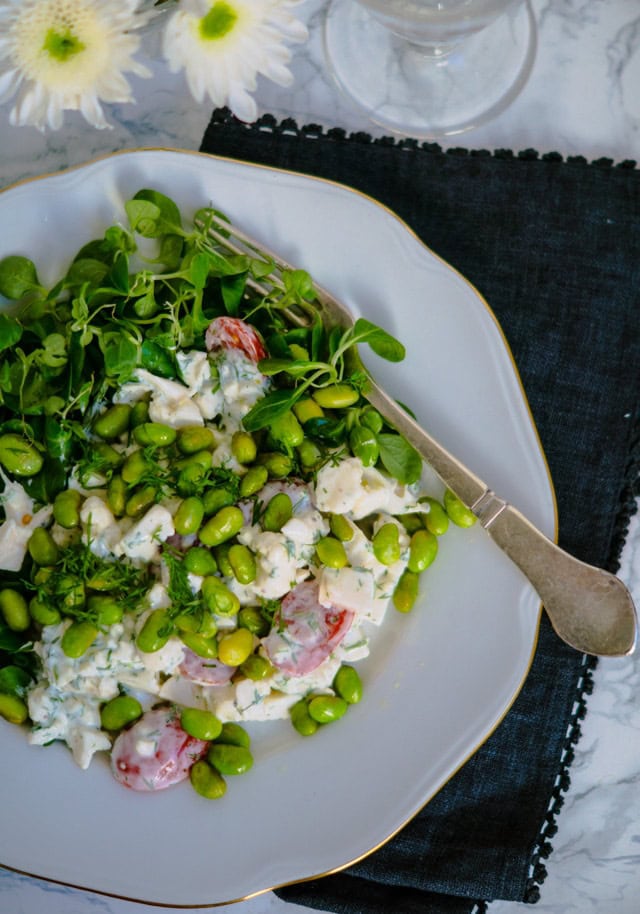 Blomkålssalat med dild-dressing og edamamebønner