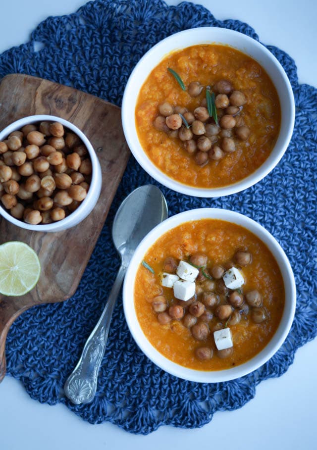Gulerodssuppe med ristede kikærter
