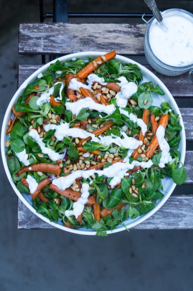 Salat med bagte gulerødder og fetadressing