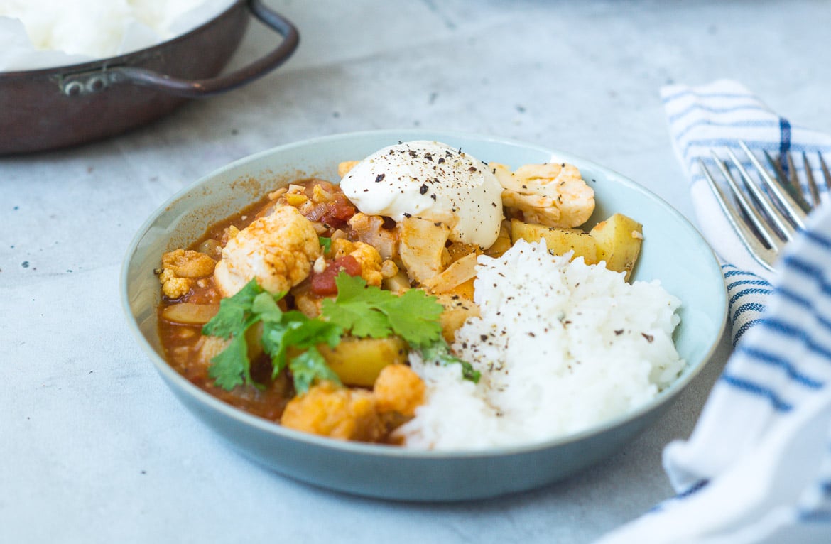 Aloo gobi - vegetarisk indisk ret med blomkål og kartofler