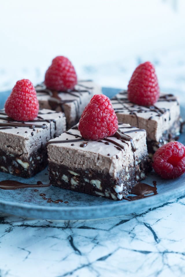 Raw brownie med hindbærtopping