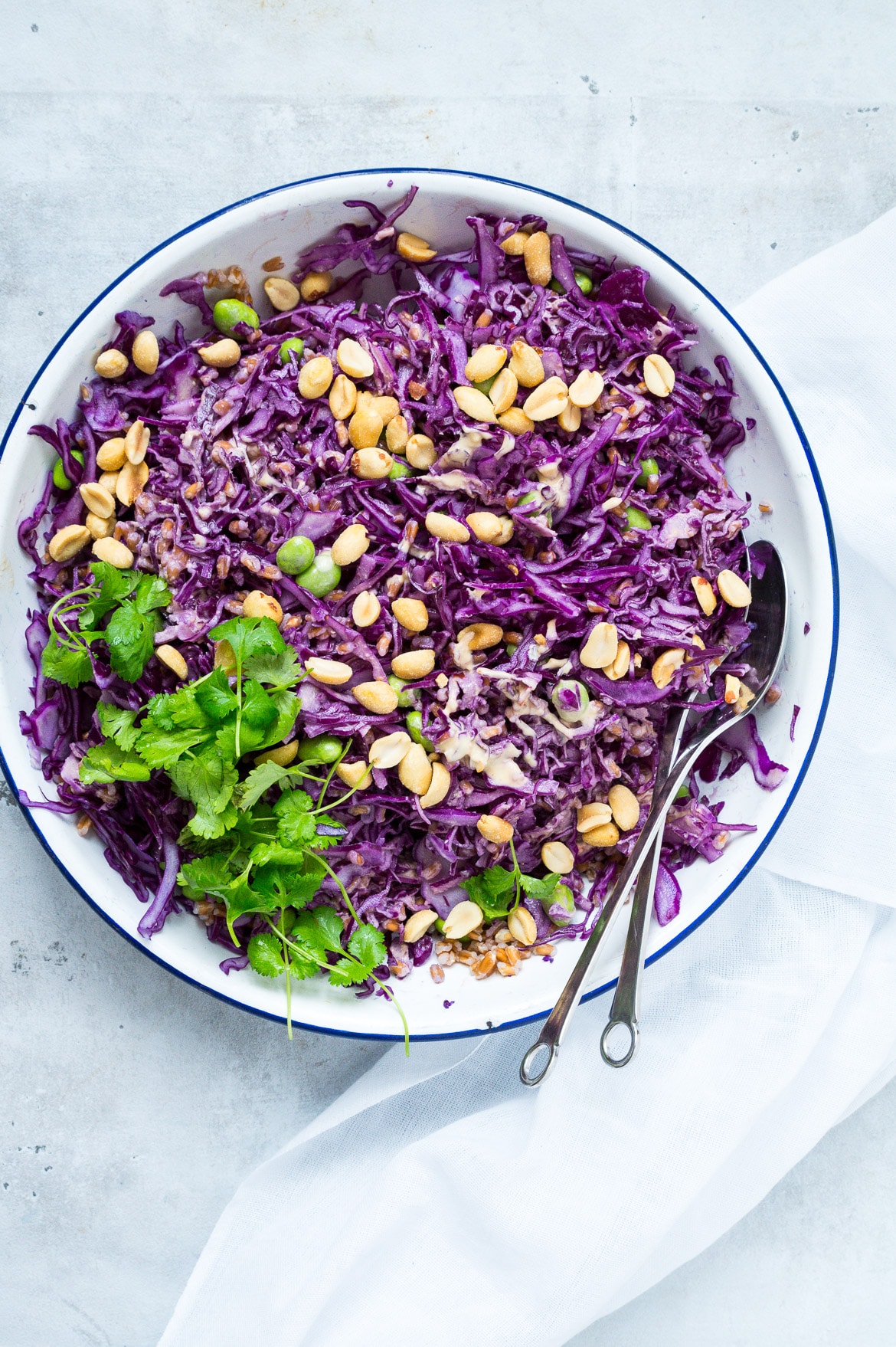 Asiatisk kålsalat med peanutbutterdressing