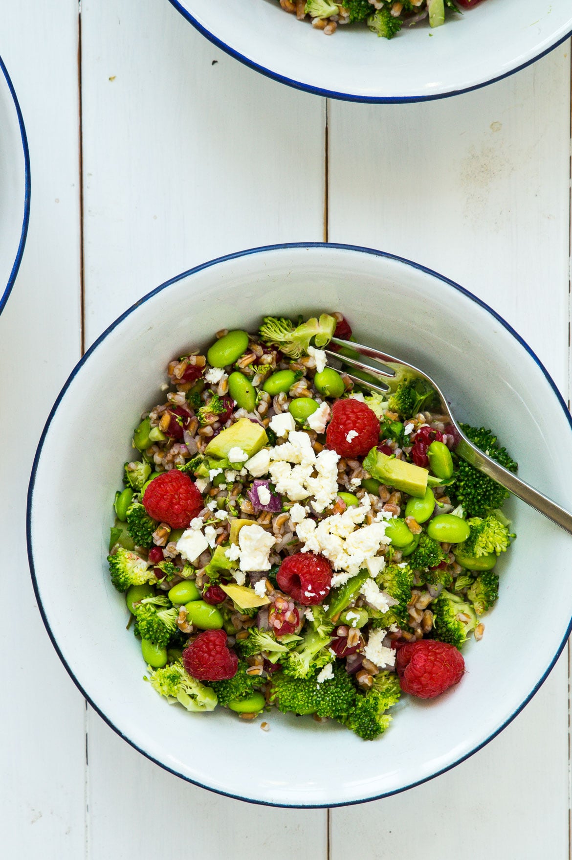 Broccolisalat med edamamebønner, avocado og feta