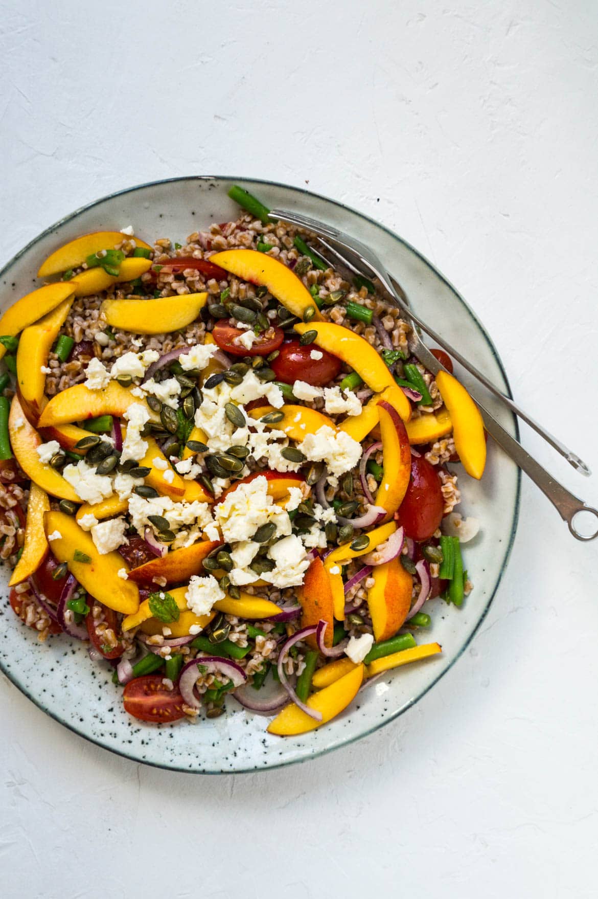 Nektarinsalat med feta og tomat