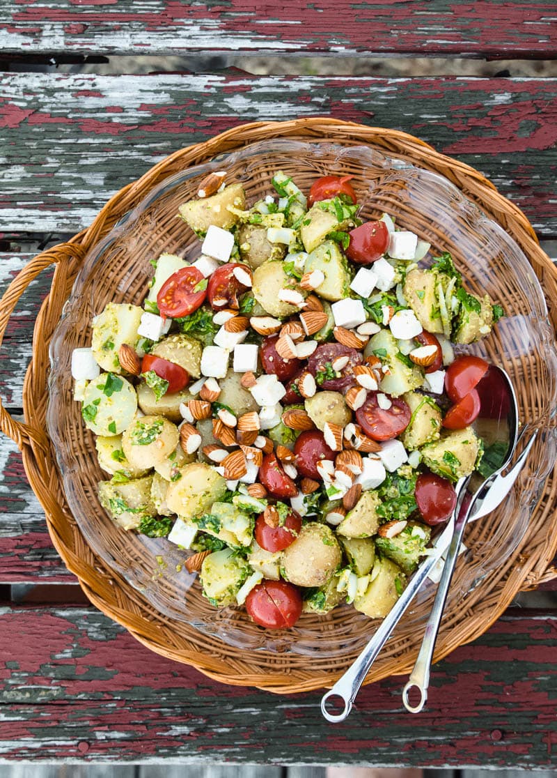 Kartoffelsalat med pesto, salatost og ristede mandler