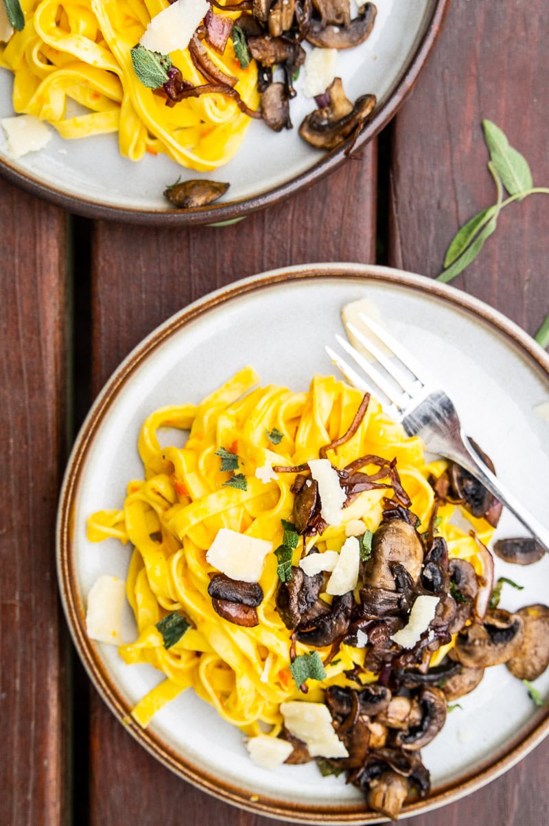 Pasta med græskarsauce og stegte svampe
