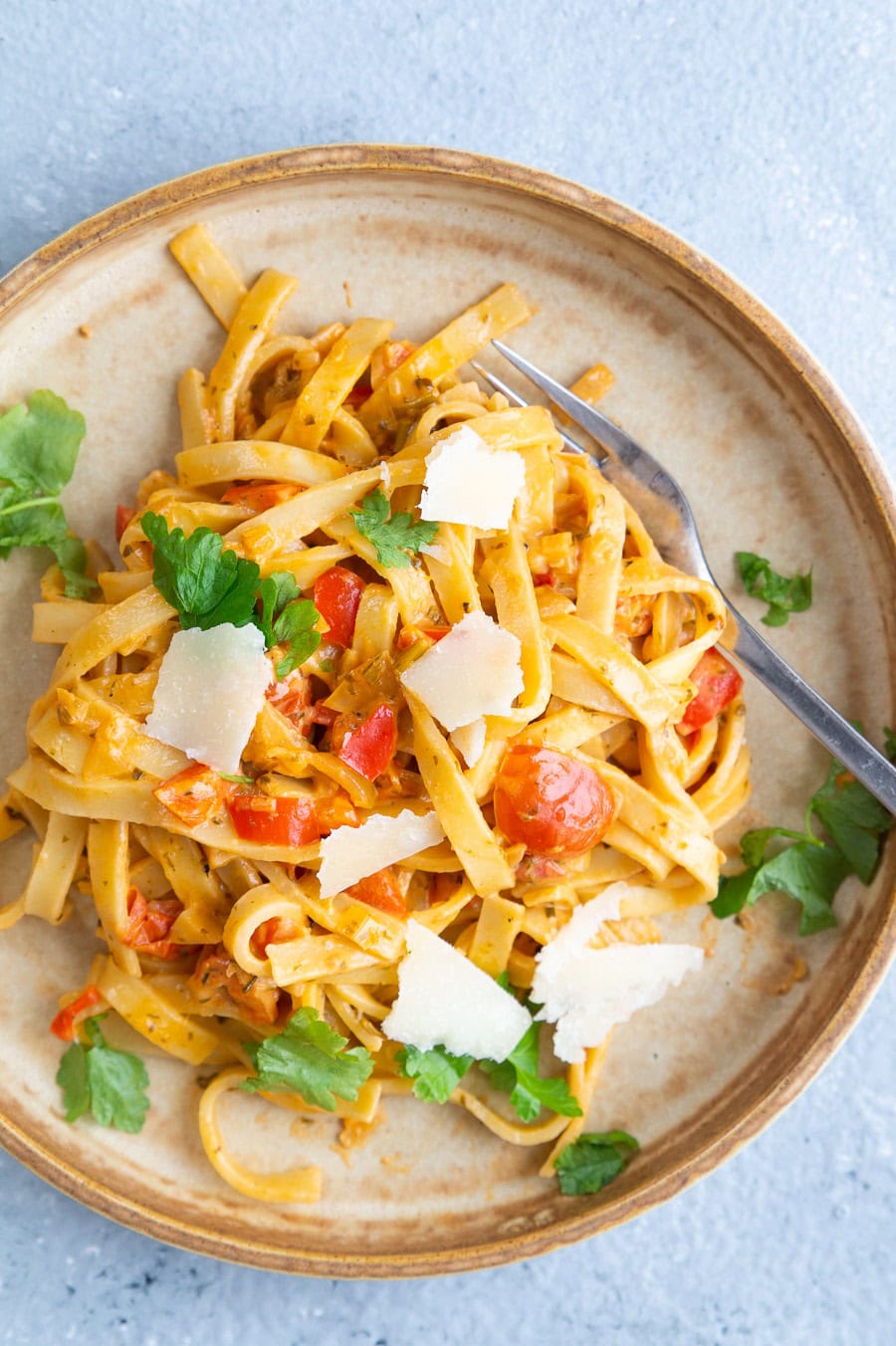 Pasta i flødesauce med peberfrugt og persille