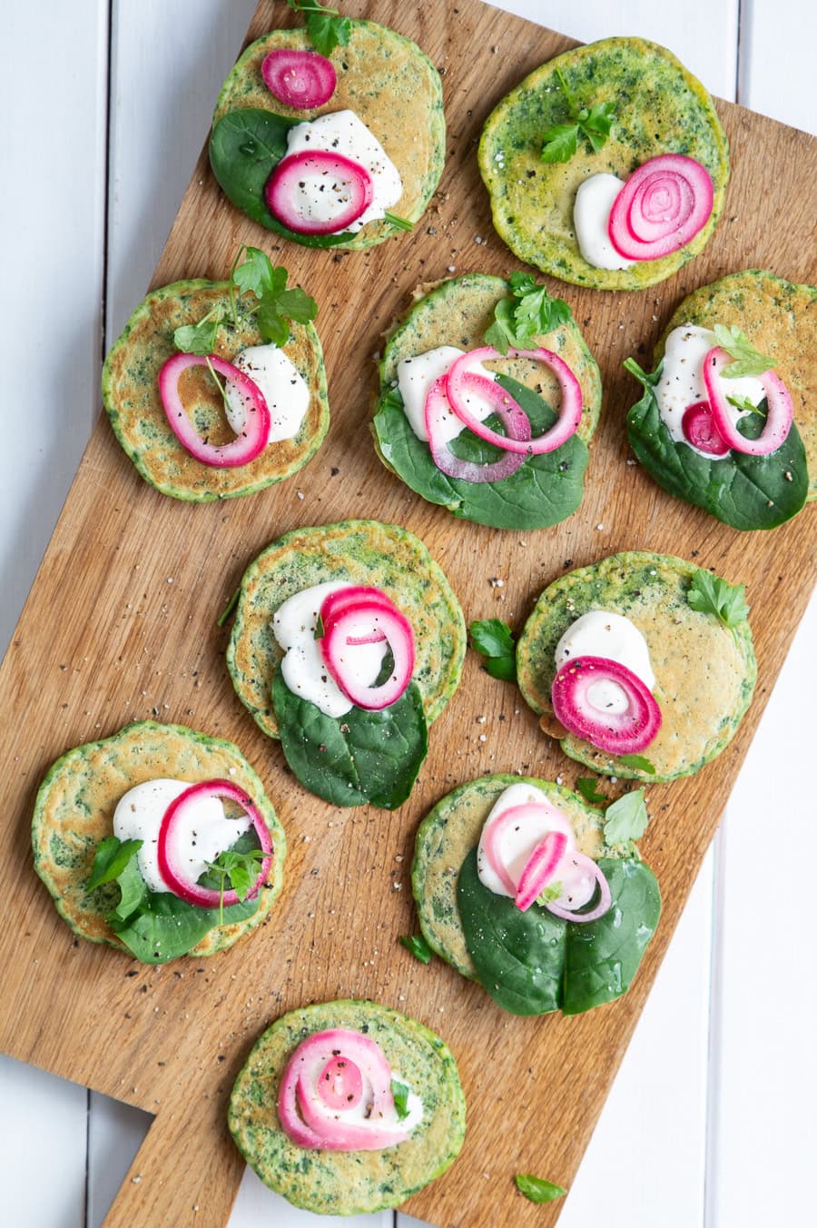Spinatblinis med creme fraiche og syltede rødløg