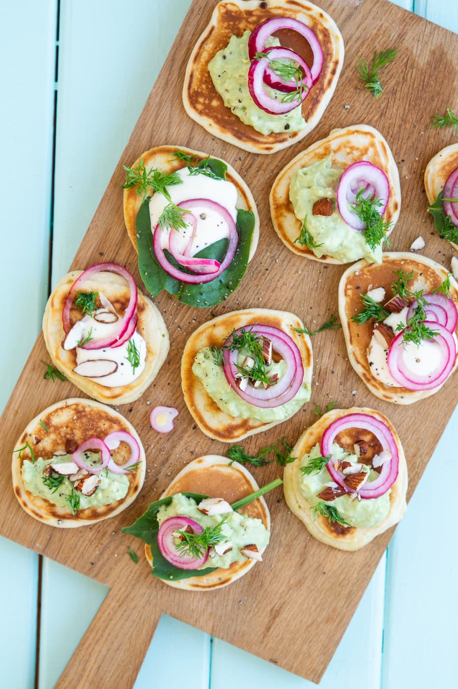 Vegetarisk blinis med guacamole og syltede rødløg