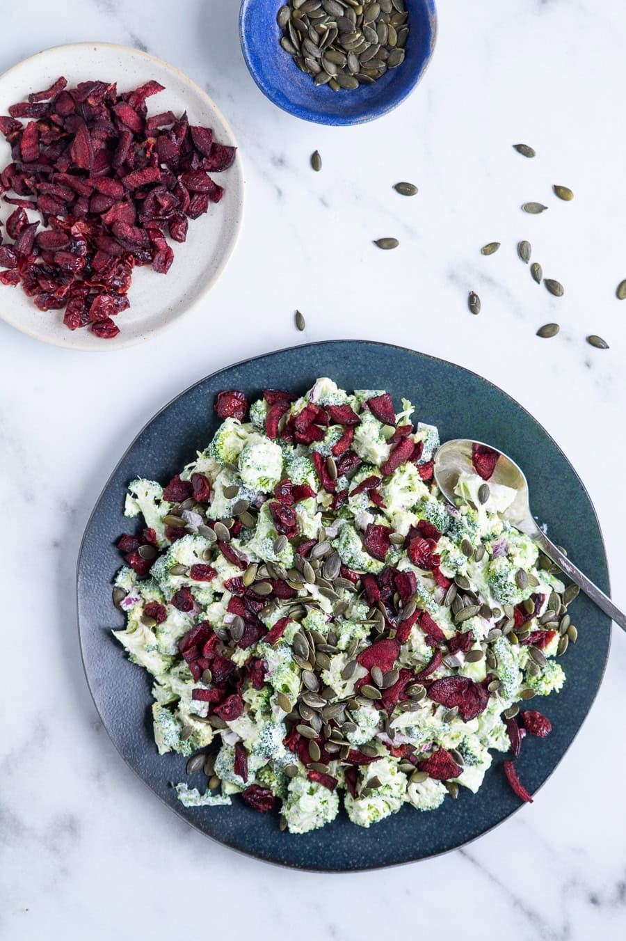 Vegetarisk broccolisalat med creme fraiche dressing