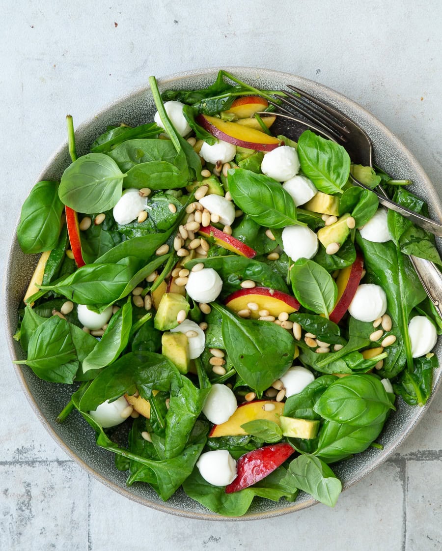 Salat med fersken, mozzarella og avocado