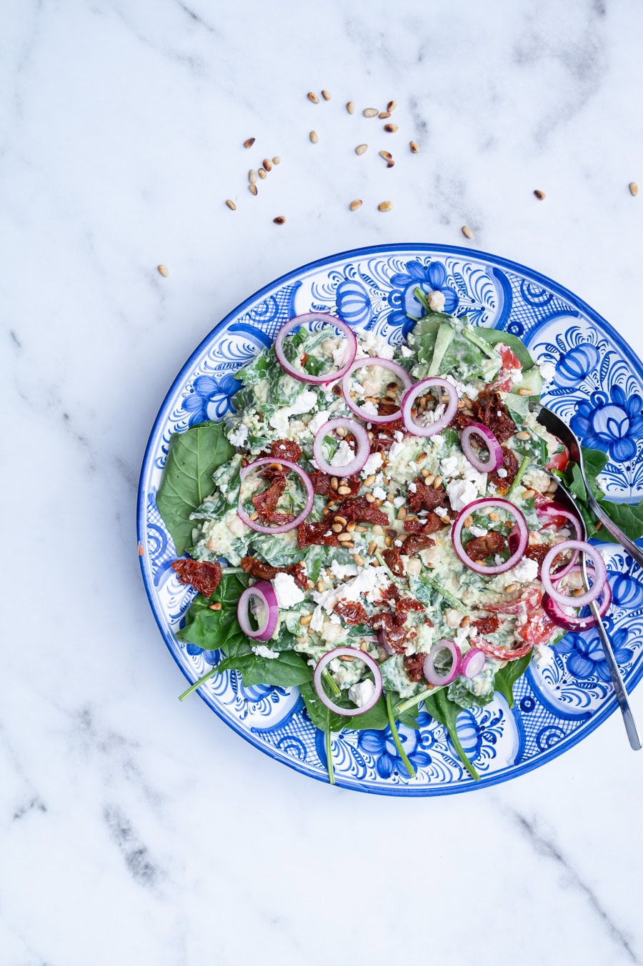 Couscous salat med avocado-feta creme
