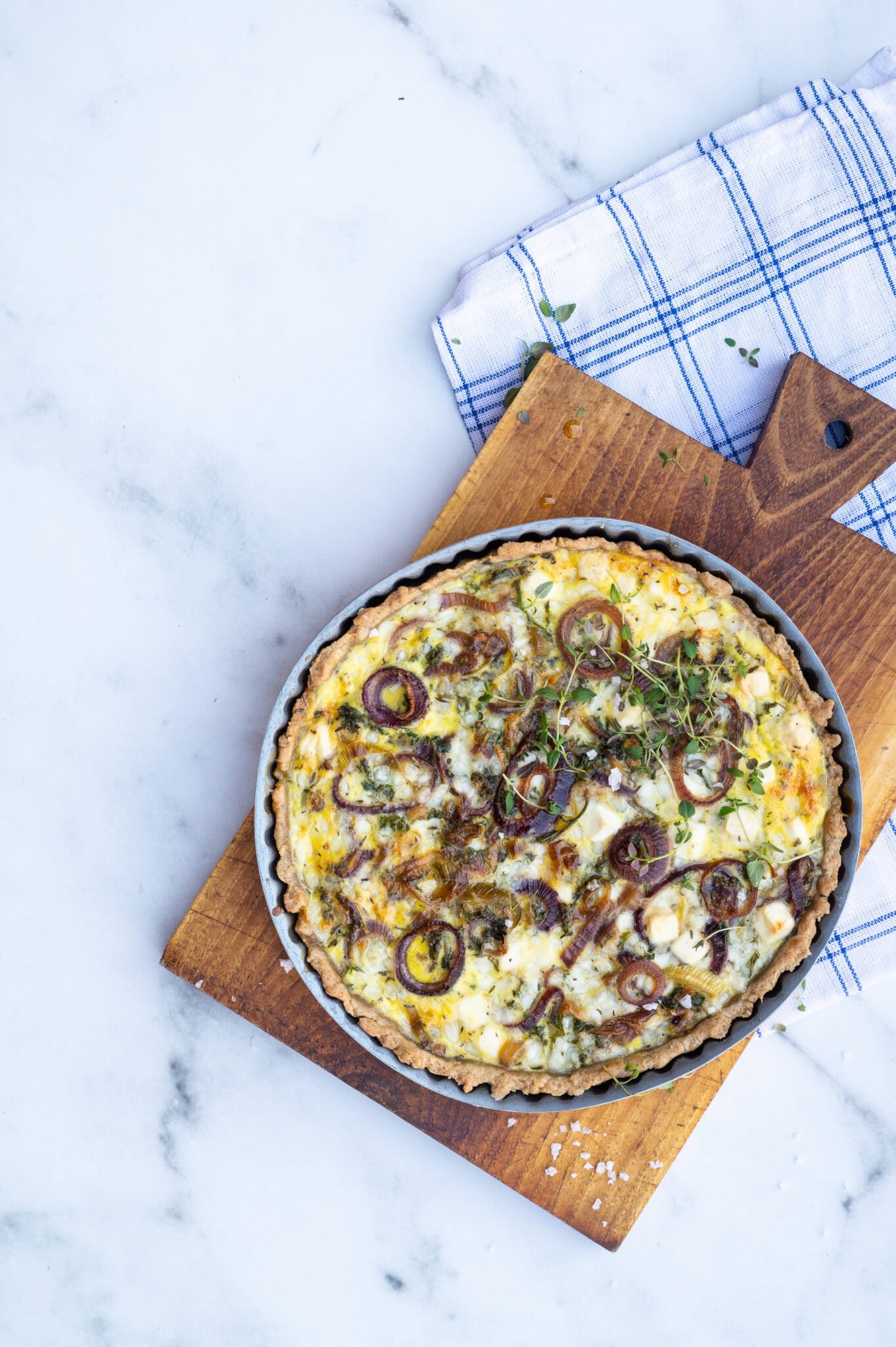 Porretærte med karamelliserede løg og feta