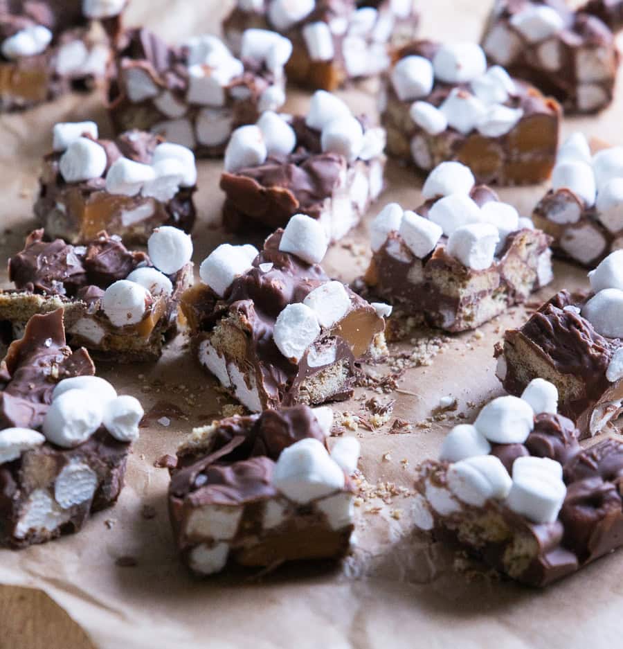 Rocky road med skumfiduser, dumle og sprøde kiks