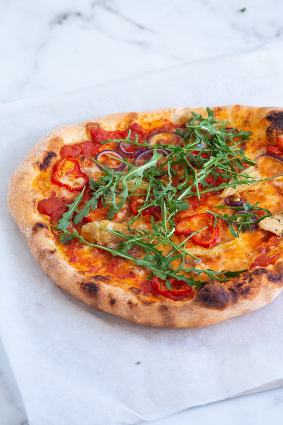 Vegetarpizza med peberfrugt, artiskokker og rødløg