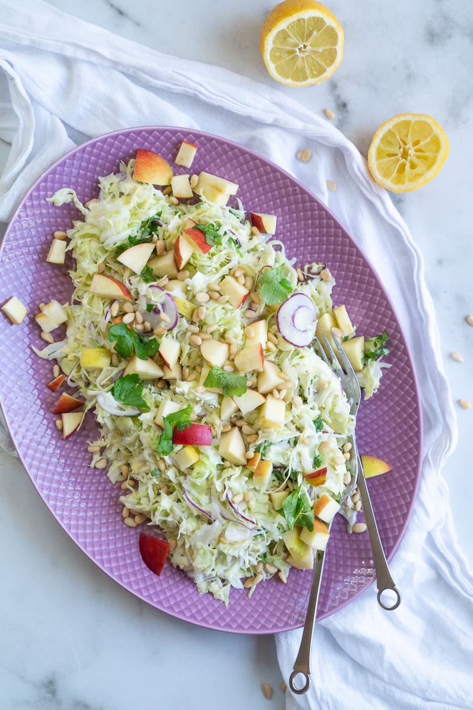 Spidskålssalat med hvidløgsdressing, æble og pinjekerner