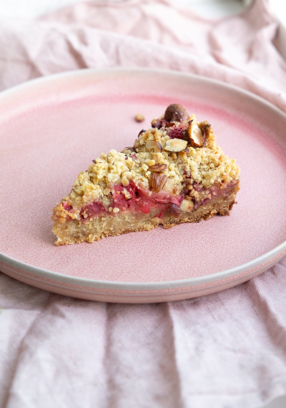 Rabarberkage med crumble, hvid chokolade og marcipan