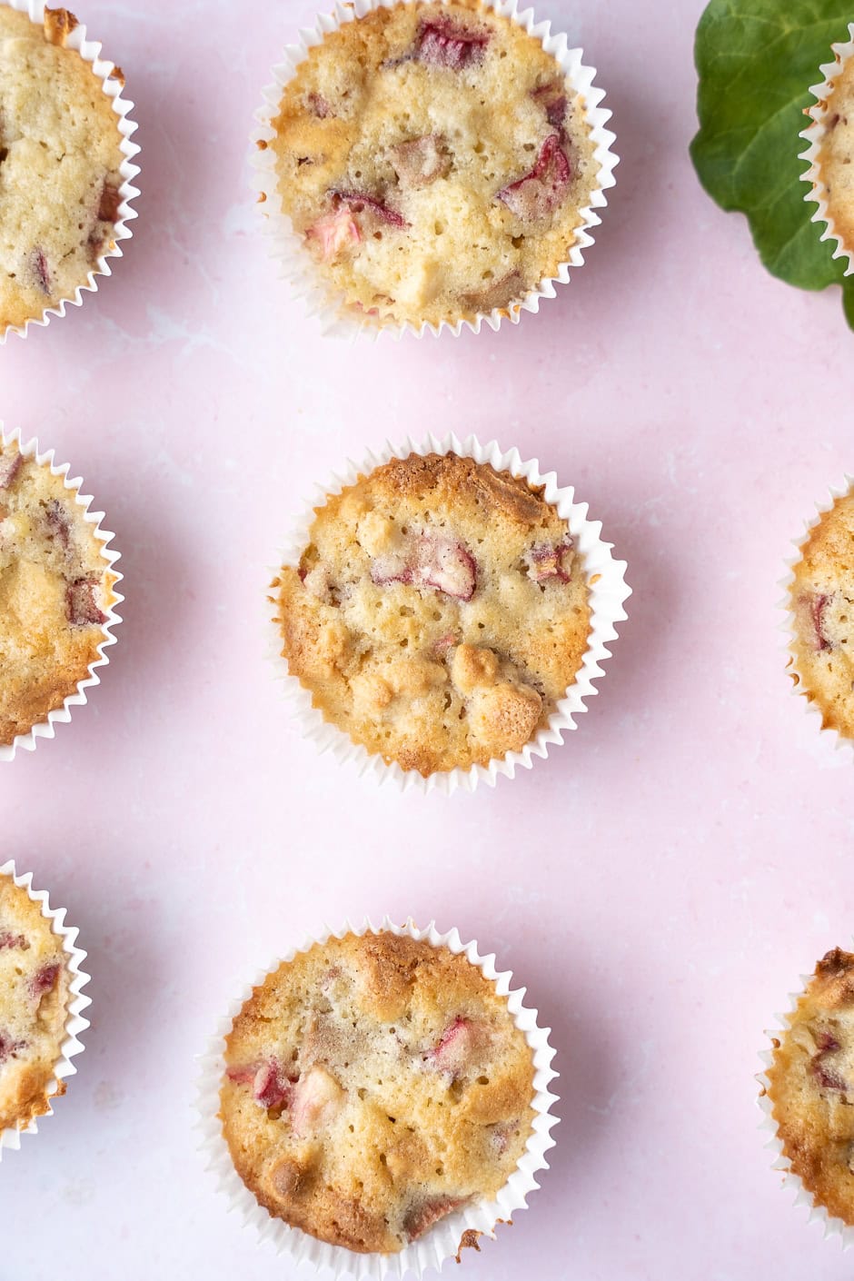 Rabarbermuffins med marcipan og hvid chokolade