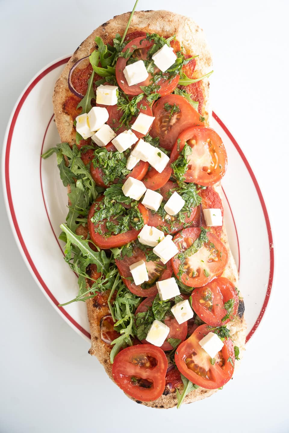 Pinsa med tomatfyld